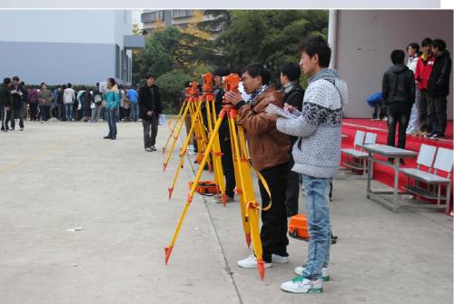 �y�L����